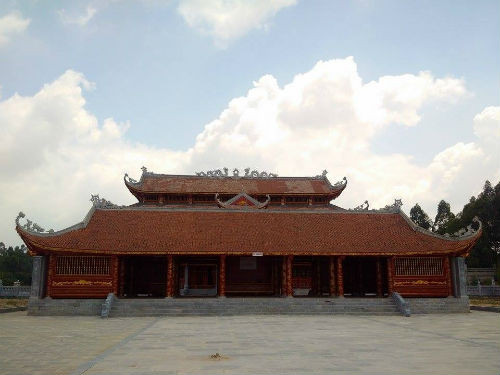 Tiếp đến là tiền đường với quy mô 5 gian 2 dĩ, kết cấu gỗ lim, mái cong lợp ngói mũi hài. Đây là nơi làm lễ trước khi vào hậu cung và cũng là nơi giới thiệu, tôn vinh các danh nhân đương đại của tỉnh Vĩnh Phúc từ năm 1945 đến nay.