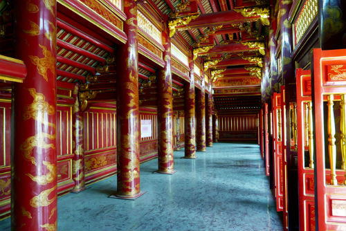 Tầng 2 chính điện dự kiến là nơi thờ đức Khổng Tử và 8 vị đỗ hàng Đại khoa đại diện cho 8 huyện, thành, thị của tỉnh. Đây chính là vấn đề gây tranh cãi trong dư luận thời gian vừa qua.