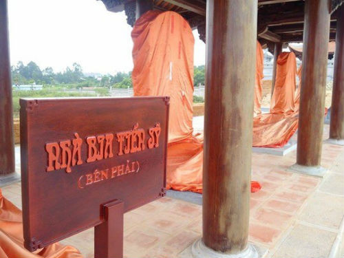 Sau hồ Thiền Quang là nhà bia Tiến sỹ. Hai hàng bia đã nắm đối diện nhau, mỗi hàng có 9 tấm bia đá trên lưng rùa tương tự Văn Miếu ở Hà Nội