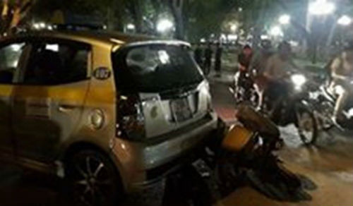 6. Cãi nhau với vợ, tài xế “xe điên” gây tai nạn liên hoàn Khoảng 23h15 đêm 9/6, trên đường Thanh Niên (Hà Nội), ô tô 4 chỗ BKS 30A – 340.05 lao với tốc độ kinh hoàng đã đâm vào ba chiếc xe máy, sau đó tiếp tục lao thẳng vào đuôi một chiếc xe taxi khiến chiếc xe này quay ngang đâm thẳng vào một chiếc xe máy đi cùng chiều. Sau đó “xe điên” rồ ga chạy thoát theo đường Hùng Vương. Được biết, tài xế tên H (SN 1985, nhà ở đường Giải Phóng), nguyên nhân vụ tai nạn do đang cãi nhau với vợ nên không làm chủ được bản thân.