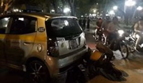 6. Cãi nhau với vợ, tài xế “xe điên” gây tai nạn liên hoàn Khoảng 23h15 đêm 9/6, trên đường Thanh Niên (Hà Nội), ô tô 4 chỗ BKS 30A – 340.05 lao với tốc độ kinh hoàng đã đâm vào ba chiếc xe máy, sau đó tiếp tục lao thẳng vào đuôi một chiếc xe taxi khiến chiếc xe này quay ngang đâm thẳng vào một chiếc xe máy đi cùng chiều. Sau đó “xe điên” rồ ga chạy thoát theo đường Hùng Vương. Được biết, tài xế tên H (SN 1985, nhà ở đường Giải Phóng), nguyên nhân vụ tai nạn do đang cãi nhau với vợ nên không làm chủ được bản thân.