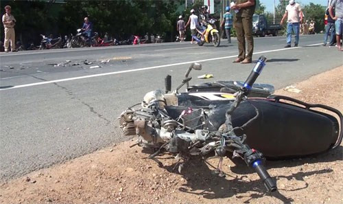 10. Va chạm xe tải, 2 thanh niên chết tại chỗ Lúc 13h30 ngày 11/6, anh Lê Văn Ninh (20 tuổi) điều khiển xe máy 86B1-2433 chở Bùi Ngọc Trung (21 tuổi, cùng trú H.Hàm Thuận Nam, Bình Thuận) chạy hướng bắc - nam. Đến địa điểm trên xe máy đã va chạm với xe ô tô tải 86C-02697 do Mai Văn Nam (30 tuổi, trú Tuy Phong, Bình Thuận) điều khiển. Hậu quả, 2 người đi trên xe máy tử nạn tại chỗ.