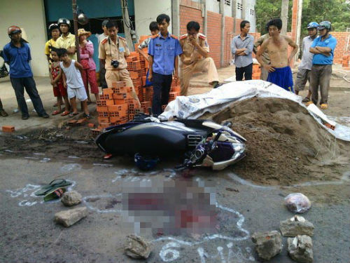 8. Xe máy lao vào đống cát, bé gái 9 tuổi tử vong 8h25 ngày 10/6, tại tuyến đường liên xã thuộc địa bàn ấp Phước Ngươn B (xã Long Phước, huyện Long Hồ, tỉnh Vĩnh Long), khi đang vượt xe tải lưu thông cùng chiều, chị Nguyễn Thị Tuyết Lan (SN 1983,) điều khiển xe máy BKS 64-B1 187.77 chở 2 con và 1 người bất ngờ lao vào đống cát của một hộ dân. Vụ tai nạn khiến con gái chị Lan tử vong tại chỗ còn con trai trong tình trạng nguy kịch.