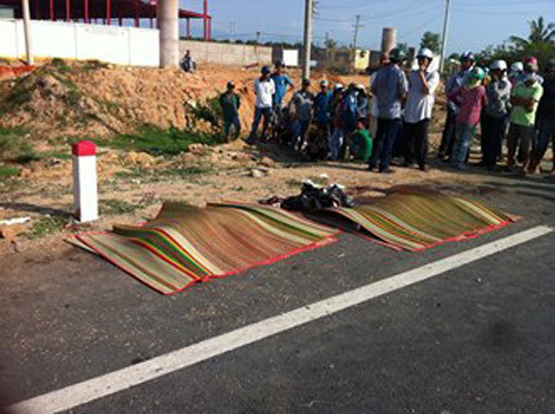 7. Bình Thuận: Xe tải tông chết 3 phụ nữ Khoảng 6h30 sáng 10/6, tại xã Hàm Đức, huyện Hàm Thuận Nam (Bình Thuận), bà Nguyễn Thị O (46 tuổi) chở bà Nguyễn Thị Si và Nguyễn Thị Chút ra đường lớn để đón xe ra Bắc. Khi chạy đến gần cổng UBND xã thì bất ngờ bị xe tải BKS 79C 05697 (chưa rõ tài xế điều khiển) lưu thông cùng chiều tông mạnh vào phía sau. Do cú tông quá mạnh nên bà O và bà Si tử vong tại chỗ, bà Chút tử vong trên đường đi cấp cứu.