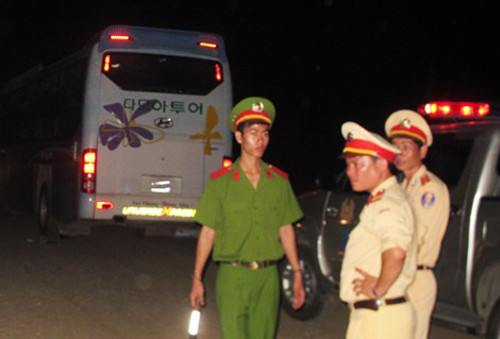 3. Bị xe khách tông, 2 vợ chồng tử nạn 18h30 ngày 8/6, trên quốc lộ 1 đoạn qua thôn Chính Nghĩa, xã An Phú, Tp. Tuy Hòa (Phú Yên), ông Đặng Quang Minh điều khiển xe máy chở vợ là bà Nguyễn Thị Nga (ngụ phường 9, Tp. Tuy Hòa) đang lưu thông hướng Nam – Bắc thì bất ngờ bị một xe khách giường nằm của HTX Vận tải Hoài Ân (Bình Định) chạy ngược chiều tông trực diện. Vụ tai nạn khiến 2 vợ chồng ông Minh tử vong tại chỗ.