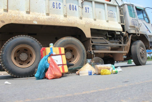 9. Xe ben chạy ngược chiều cán chết người phụ nữ bán kem Khoảng 10h ngày 11/6, xe ben BKS: 61C – 004.97 do tài xế Trương Ngọc Thắng (32 tuổi, ngụ tỉnh Bình Dương) chạy ngược chiều lưu thông từ đường Khánh Bình 29 ra đường ĐT 746 bất ngờ xảy va chạm với một người phụ nữ đi xe đạp bán kem dạo. Cú va chạm khiến bà Lê Thị Ngần (55 tuổi, quê Hà Nội) đã tử vong.