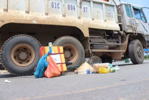 9. Xe ben chạy ngược chiều cán chết người phụ nữ bán kem Khoảng 10h ngày 11/6, xe ben BKS: 61C – 004.97 do tài xế Trương Ngọc Thắng (32 tuổi, ngụ tỉnh Bình Dương) chạy ngược chiều lưu thông từ đường Khánh Bình 29 ra đường ĐT 746 bất ngờ xảy va chạm với một người phụ nữ đi xe đạp bán kem dạo. Cú va chạm khiến bà Lê Thị Ngần (55 tuổi, quê Hà Nội) đã tử vong.