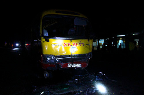 5. Xế hộp mất lái tông liên hoàn, 7 người thương vong 16h15 ngày 9/6, xe ô tô 7 chỗ hiệu Chevrolet BKS 82A-024.40 do tài xế Bùi Văn Đồng (22 tuổi, trú huyện Ngọc Hồi) điều khiển đang lưu thông trên đường Hồ Chí Minh với tốc độ cao bất ngờ đâm vào một xe buýt BKS 82B-00310, 2 xe máy (BKS 82-V12952 và BKS 82H1-07136). Hậu quả, chị Phan Thị Hưng, em Trần Thị Hiếu điều khiển 2 xe máy tử vong tại chỗ, 5 người khác bị thương nặng.