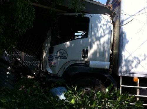 4. Tài xế buồn ngủ, tông sập nhà dân lúc rạng sáng Khoảng 1h sáng 9/6, ô tô tải BKS 30Z-4450 do tài xế Nguyễn Văn Thoại (24 tuổi, quê huyện Phù Mỹ, tỉnh Bình Định) điều khiển đang lưu thông hướng Bắc - Nam trên đường Tây Sơn bất ngờ mất lái, đâm gãy trụ điện bên phải đường, rồi tiếp tục lao thẳng vào nhà 439 Tây Sơn, khiến gian trước ngôi nhà này bị sập, riêng tài xế chỉ bị xây xát nhẹ