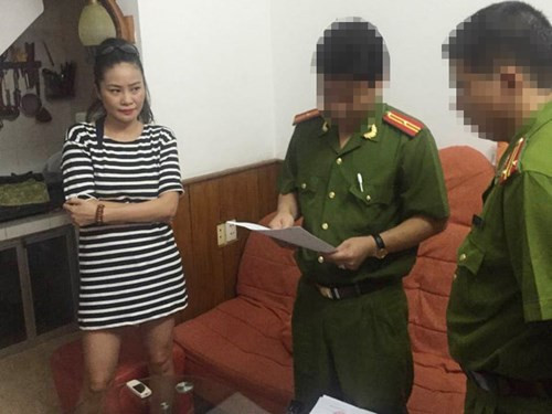 5. "Thánh cô cô bóc" làm mưa làm gió trên facebook bị bắt Ngày 11/6, Cục CSĐT tội phạm về TTXH Bộ Công an thực hiện lệnh bắt khẩn cấp đối với Trần Thị Hương Giang (ngụ Hà Nội), người được biết đến với tên Thánh cô cô bóc, Tuyết Anh Trần trên Facebook chuyên“bêu xấu” đời tư của nhiều người nổi tiếng, để xác minh làm rõ các hành vi có dấu hiệu liên quan đến việc xúc phạm danh dự, nhân phẩm, uy tín của người khác.