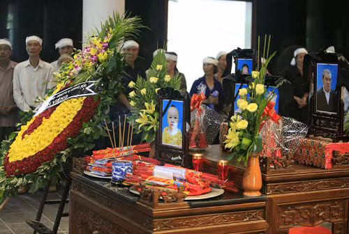 6. Hà Nội: Cháy lớn trong đêm, 5 người trong một gia đình chết Khoảng 0h ngày 11/6, tại một căn nhà 3 tầng ở trong ngõ 190 phố Hoàng Mai, quận Hoàng Mai, Hà Nội đã xảy ra vụ cháy lớn khiến 5 người trong một gia đình tử vong. Nhiều người thân của nạn nhân cho biết, nguyên nhân vụ cháy bắt nguồn từ phía bốt điện trước nhà.