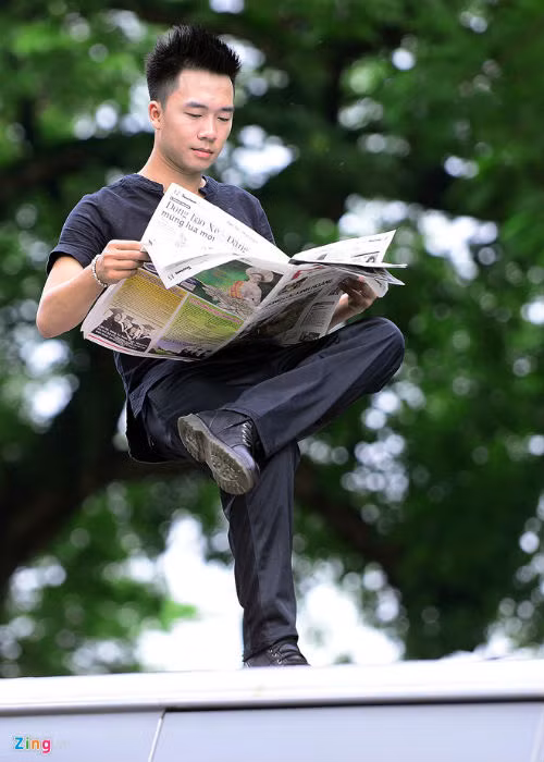 Dương Hoài Nam (22 tuổi) là sinh viên ĐH Kinh tế quốc dân. 9X này đã theo đuổi đam mê ảo thuật gần chục năm nay. Hiện Nam là một trong 3 người tại Hà Nội được nhận bằng từ Hiệp hội ảo thuật gia quốc tế và cũng là một trong những người trẻ nhất của hiệp hội.