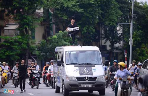 Nam biểu diễn khoảng 15 phút, thu hút sự chú ý của nhiều người đi đường.