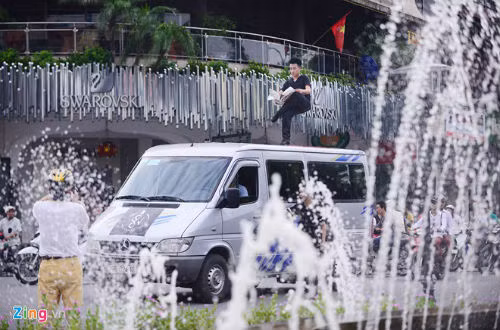 Một số người đi tập thể dục, đạp xe quanh bờ hồ Hoàn Kiếm dừng lại quay phim, chụp ảnh.