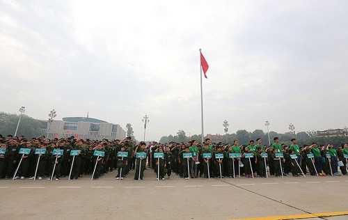 Rồi xếp hàng làm lễ chào cờ trong buổi lễ Báo công với Bác.