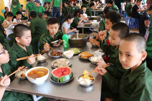 Bữa cơm đầu tiên trong quân ngũ của các "chiến sĩ nhí"