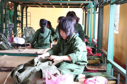 Đến doanh trại, các em về nhận phòng sắp xếp tư trang chuẩn bị khóa học