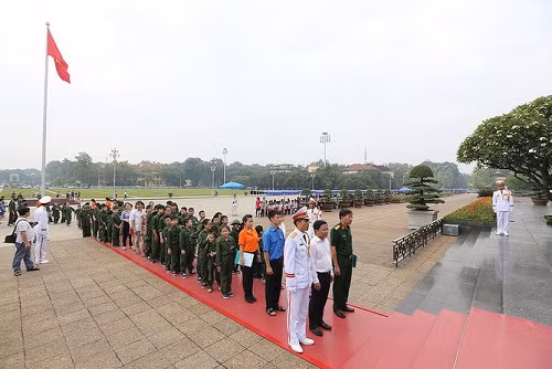 Trước khi lên đường tham dự Học kỳ quân đội, các em nhỏ được vào Lăng viếng Bác Hồ và ôn lại truyền thống vẻ vang của dân tộc, tạo khí thế hăng hái, quyết tâm rèn luyện.