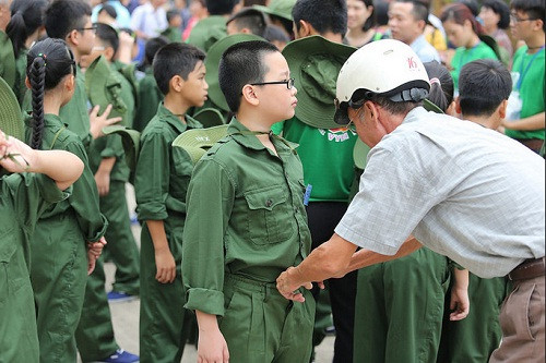 Chỉnh đốn lại trang phục.