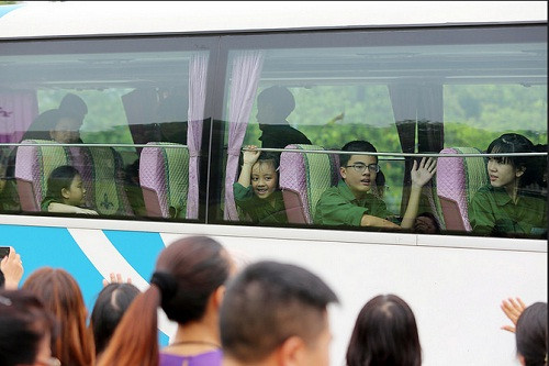 Các em chào người thân trước khi lên đường.