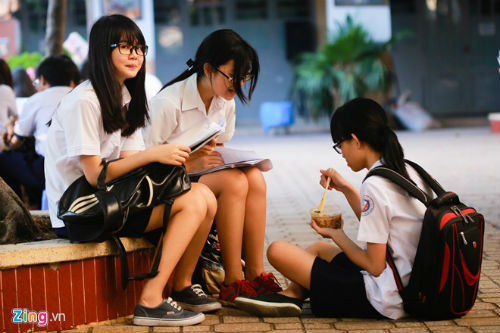 Nhiều em không kịp ăn sáng tại nhà, ăn vội trong lúc chờ làm lễ chào cờ ở trường thi.