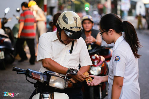 Tại TP HCM, năm nay, kỳ thi tuyển sinh lớp 10 diễn ra từ ngày 11/6 đến 12/6, sớm hơn 10 ngày so với mọi năm. Ngày thi đầu tiên, các thí sinh phải đến trường sớm để làm thủ tục.