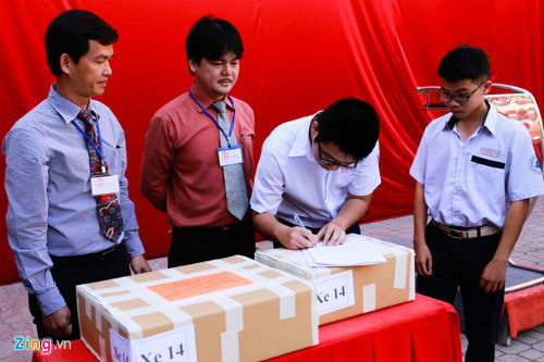 Tại hội đồng thi Trần Văn Ơn, 614 thí sinh dự thi với 78 giám thị làm nhiệm vụ. Ông Huỳnh Thanh Phú, Chủ tịch Hội đồng coi thi thực hiện việc kiểm tra niêm phong đề thi với đại diện thí sinh và các giáo viên trong hội đồng.