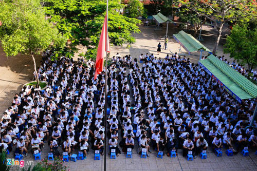 Đúng 7h, lễ chào cờ và khai mạc diễn ra trong không khí trang nghiêm. Sau đó, chủ tịch hội đồng thi thông báo quy chế.