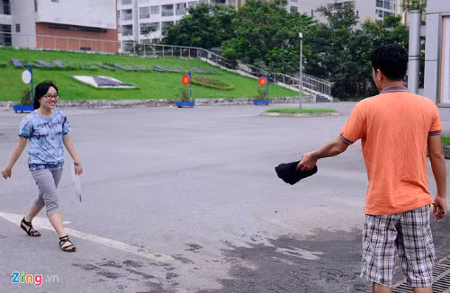 7h30 phút, một thí sinh nữ được bố mang quần tới.