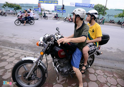 Phụ huynh phải chở con ra cửa hàng mua bộ quần áo mới.