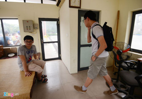 Một số em đợi trong phòng bảo vệ, chờ người nhà mang quần áo đến thay.