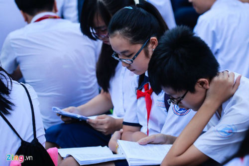 Tranh thủ xem lại bài trước giờ thi.