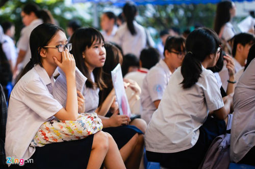 Nét lo âu thoáng hiện trên những gương mặt thí sinh.
