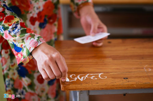 Giám thị đánh dấu rõ ràng số báo danh ở các vị trí ngồi.