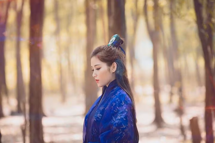 Sở hữu nét đẹp thanh tú, hot girl Milan Phạm từ lâu đã được bạn bè, cư dân mạng, các fan khen giống, đặt cho biệt danh là Lý Mạc Sầu phiên bản Việt.