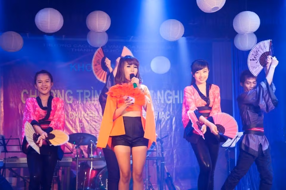 Ngoài công việc tại Đoàn ca múa nhạc, Thu Hạnh còn nhận lời mời đến hát tại các đám cưới hỏi.