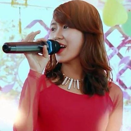 Cơn sốt Tình yêu màu nắng phiên bản đám cưới chưa hạ nhiệt thì cô ca sĩ xinh đẹp này lại tiếp tục trong clip hát "Nhớ lắm" của Không Tú Quỳnh "đốn tim" khán giả.