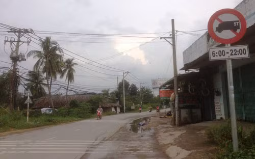 Xe cho go gay tai nan: Cu ba om chau chay thoat than-Hinh-5