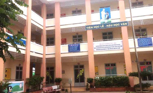 Can bo UBND quan da chiem doat gan 2 ty ra sao?