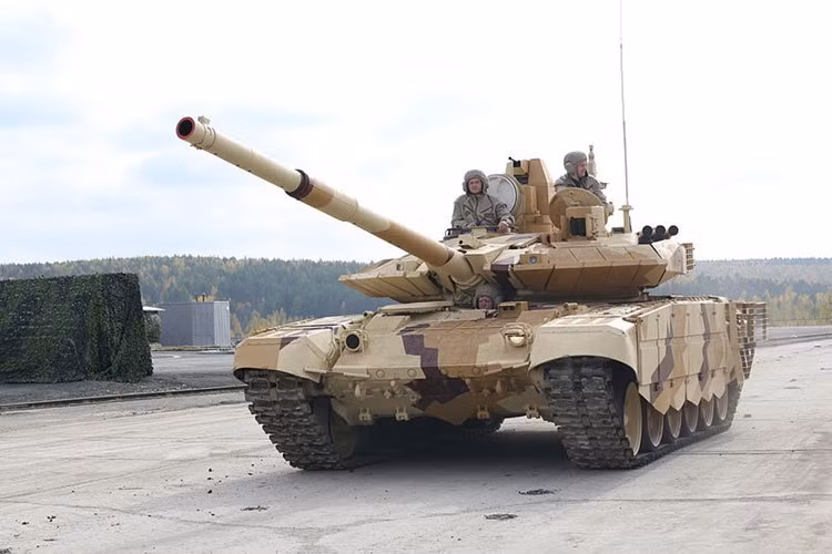 T-90MS có hệ thống nạp đạn tự động cùng hệ thống điều khiển hỏa lực FCS số hóa, kính ngắm hình ảnh nhiệt thế hệ 2, kính ngắm cho pháo thủ, kính ngắm toàn cảnh tích hợp hệ thống ảnh nhiệt thế hệ 3 dành cho trưởng xe.