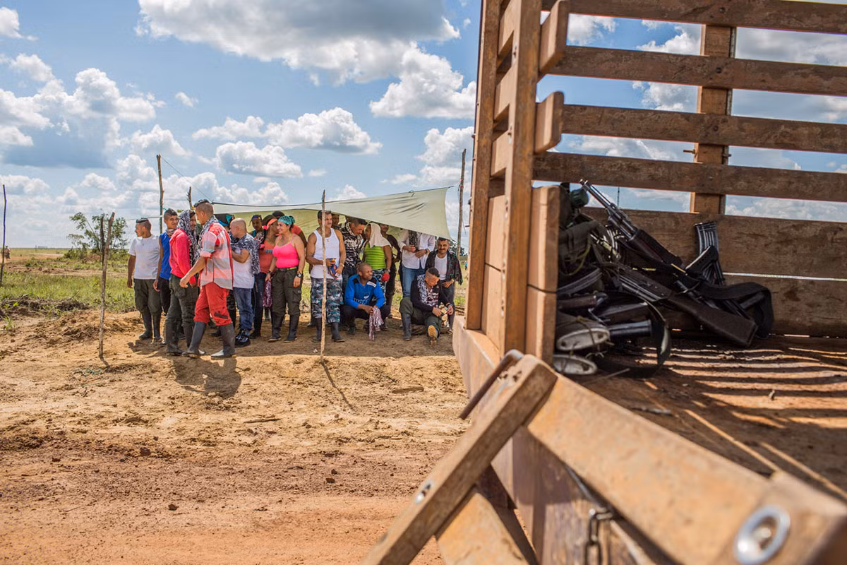 Các thành viên FARC bỏ lại vũ khí trên xe khi họ tới dự buổi lễ cầu nguyện vì hòa bình. Ảnh AJ