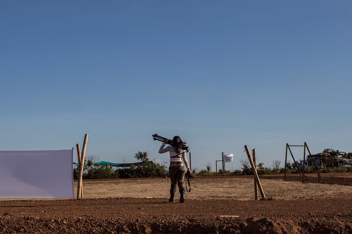 Một thành viên đội truyền thông của FARC chuẩn bị lắp đặt máy móc để đưa tin về sự kiện. Ảnh AJ