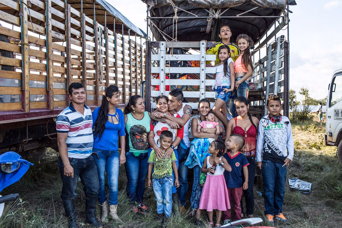 Các thành viên trong gia đình một nữ chiến binh FARC chụp ảnh cùng nhau. Gia đình cô không nhận được tin tức nào của cô trong suốt 7 năm qua cho tới khi thỏa thuận ngừng bắn giữa chính phủ và FARC được công bố. Ảnh AJ