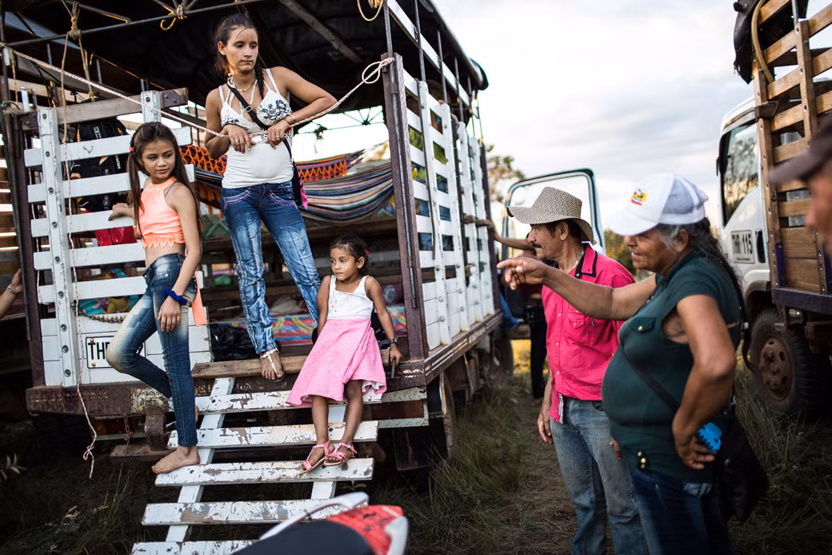 Một số gia đình cũng nhân cơ hội này tới đây để thăm thân quyến. Trước khi ký kết thỏa thuận ngừng bắn với chính phủ, nhiều thành viên FARC đã mất liên lạc với gia đình trong suốt nhiều năm. Ảnh AJ