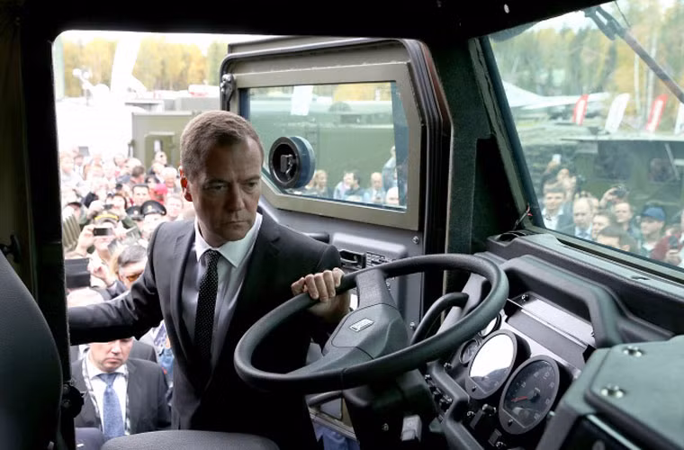 Thu tuong Dmitry Medvedev kham pha dan vu khi toi tan