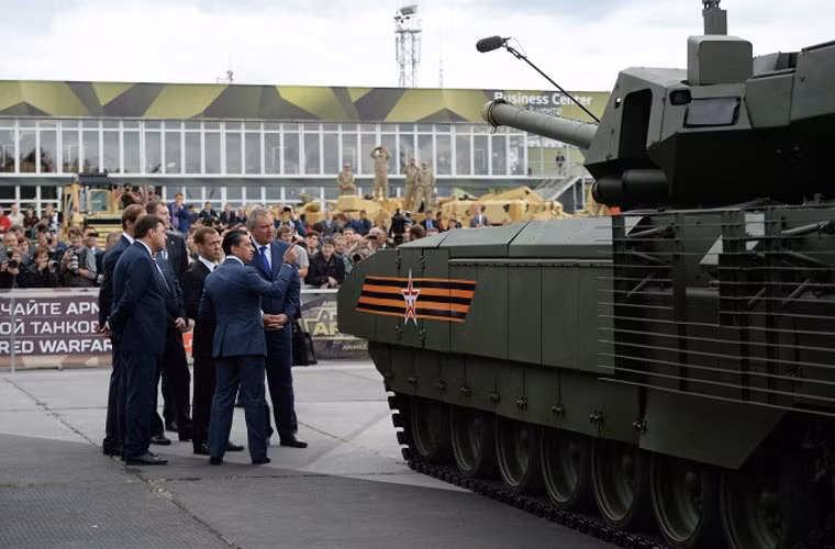 Ông Medvedev nghe giới thiệu mẫu xe tăng chiến đấu chủ lực hiện đại T-14 Armata lần đầu xuất hiện trong một cuộc triển lãm.