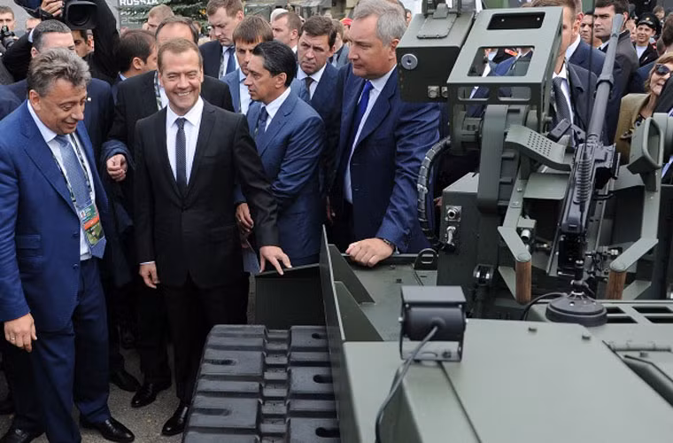 Ông Medvedev cười tươi bên một trong những thành tựu công nghệ quốc phòng mới nhất nước Nga – robot chiến đấu Platform-M.