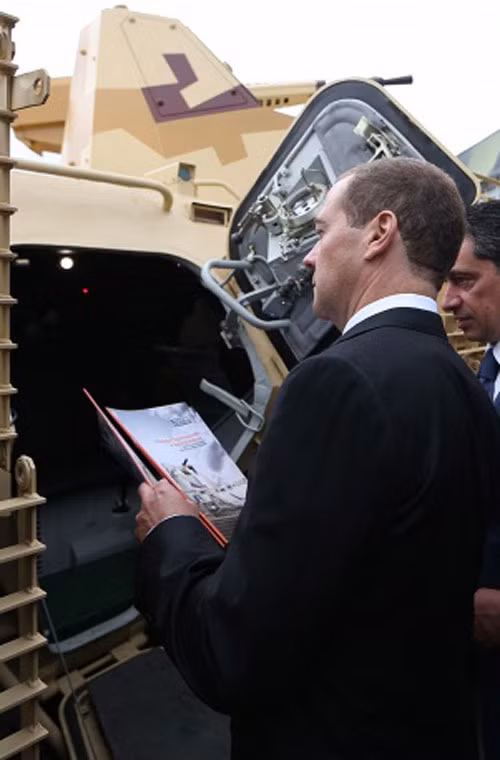 Ông Medvedev đang đọc tài liệu giới thiệu phiên bản nâng cấp xe bọc thép chở quân BTR-80 do Uralvagonzavod phát triển.