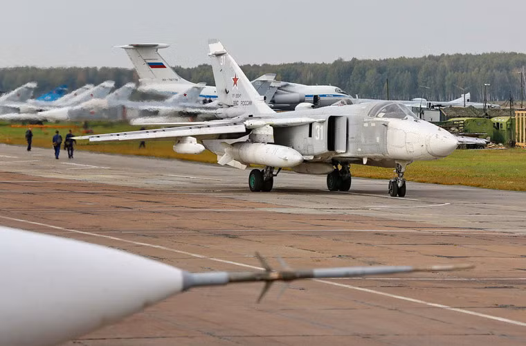 Từng chiếc một lăn ra đường băng.