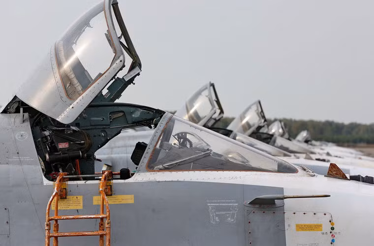 Cận cảnh buồng lái hai chỗ ngồi của các máy bay Su-24 đang chờ phi công.